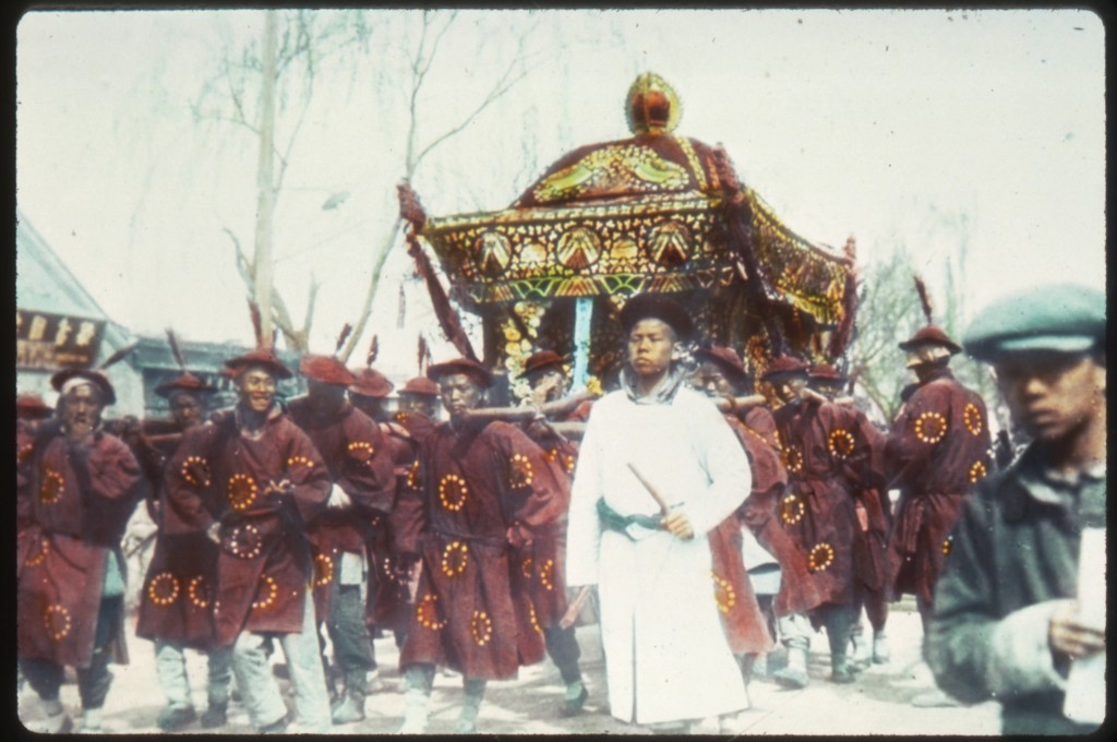 A_funeral_procession,_Shanghai,_Shanghai_Shi,_China,_ca.1900-1919_(IMP-YDS-RG008-358-0008-0031)
